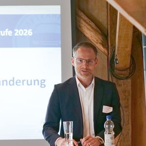 Christian Hansen, Abteilungsleiter Recht beim ZDK, erläuterte den Teilnehmenden die Satzung für den neuen Verein.(Bild:  Schmidt - VCG)