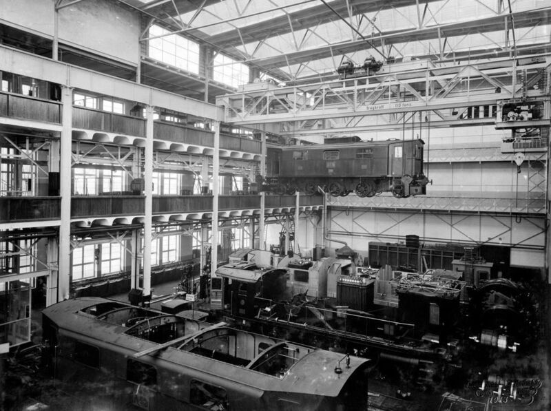 Blick in die Bahnhalle des Dynamowerks um 1913. Ab 1930 wurde im Dynamowerk etwa die weltweit erste Mehrzweck-Elektrolokomotive „E 44“ in Schweißkonstruktion gefertigt. (Siemens)