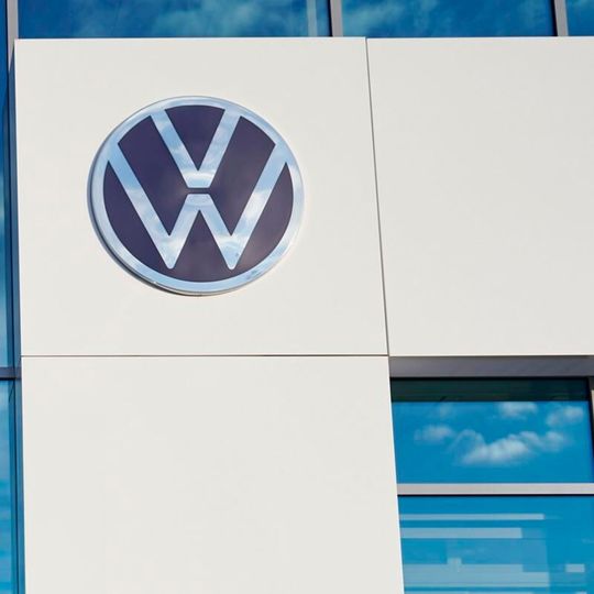 Von der Sonne bestrahlt ist das VW-Geschäft mit Elektrofahrzeugen. Denn diesen deutschen Markt beherrschen die Wolfsburger so klar, dass kein anderer hinterherkommt, zeigen Analysen. Doch man muss auch genauer hinschauen ...(Bild:  Volkswagen)