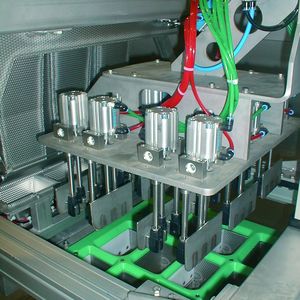 Verpressen von Schüttgut in einem Verpackungsvorgang:  Die Polymer-Lager von igus sind hier unter anderem aggressiven Säuren und Laugen ausgesetzt