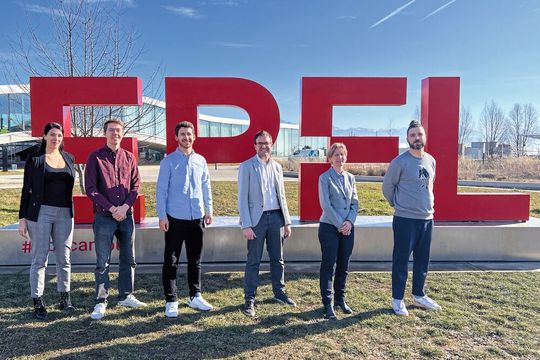 L'équipe AICA (de g. à d.) : Alexia Léchot, Dr. Enrico Eberhard, Dominic Reber, Dr. Baptiste Busch, Prof. Aude Billard, et Fabien Antonatos. L'équipe AICA (de g. à d.) : Alexia Léchot, Dr. Enrico Eberhard, Dominic Reber, Dr. Baptiste Busch, Prof. Aude Billard, et Fabien Antonatos.