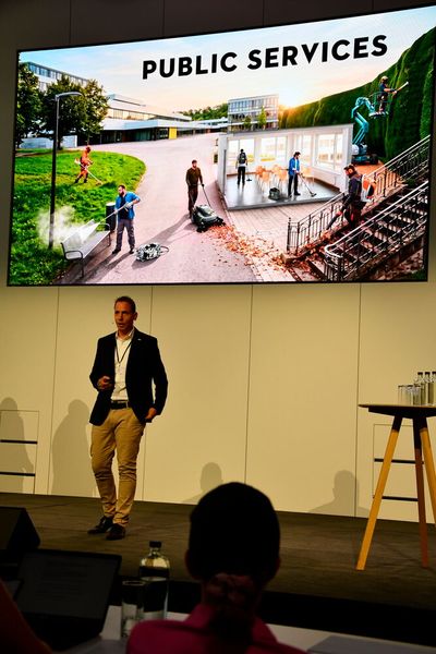Tobias Wahl, Executive Vice President Professional Products bei Kärcher, zeigt anhand eines Schaubilds das Zusammenwirken verschiedenster Geräte auf einer neuen Akkuplattform. (Bild: Maienschein)