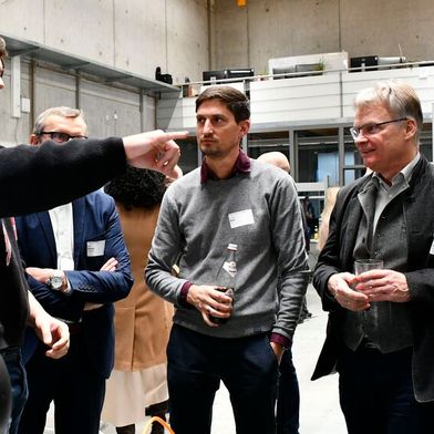 Mitarbeitende und Studierende der OTH Regensburg erläutern den Gästen die Demonstratoren. (Bild: Simone Grebler)