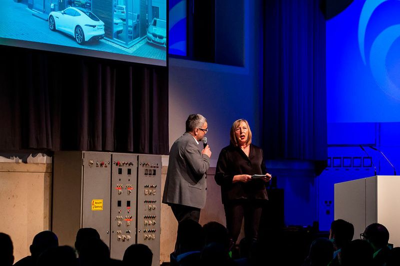 Steffen Höschler (Dekra) und Silvia Lulei stellten die Stärken von Auto Empire Trading heraus. (Stefan Bausewein)