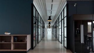 Digital Twins einzelner Räume bis hin zu ganzen Unternehmen helfen dabei, Modelle für Organisationsprozesse zu entwickeln und deren Effizienz zu steigern. (Bild: Photo by Nastuh Abootalebi on Unsplash)