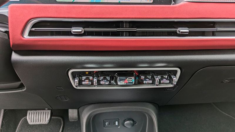 Im Innenraum fallen diese Kippschalter auf, die so gar nicht zum aktuellen Trend passen, alles per Touchscreen zu bedienen. Woran erinnert uns das nur alles? (Bild: Rosenow – VCG)