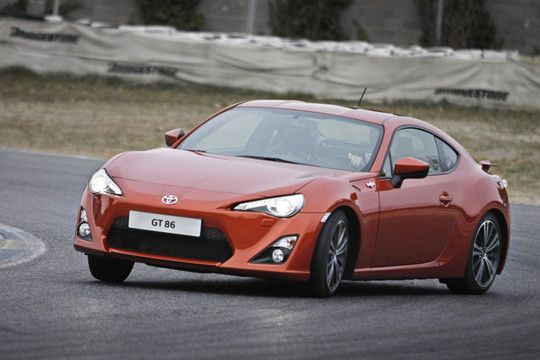 Laut der US-Zeitschrift „Car and Driver“ ist für den Toyota GT 86 eine Cabrio-Variante mit Stoffdach geplant. Zudem werde ein größeres, zweitüriges Coupé und eine viertürige Limousine geprüft. (Foto: Toyota)