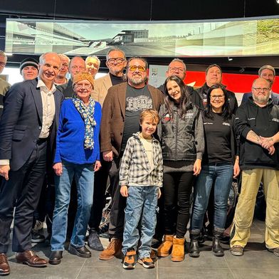 Das Motorradhaus Ebert gehört jetzt zur BMW Rhein-Gruppe. Die Rhein-Geschäftsführer Ralf Rhein (vordere Reihe, 3. v. l.) und Gerd Ruff (hintere Reihe, Mitte) heißen Christian Ebert (Mitte) und sein Team willkommen. (Bild: BMW Rhein)