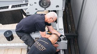 Das neue Regalbediengerät – Herzstück des Retrofits – wurde durch das Hallendach eingelassen.  (Bild: Günther+Schramm)