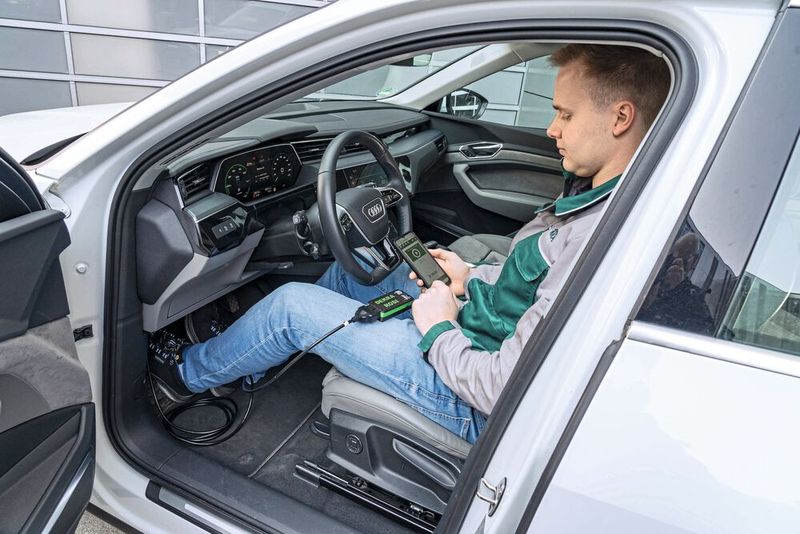 Die Dekra hat einen SoH-Test entwickelt, der sich in wenigen Minuten durchführen lassen soll. (Bild: Dekra)