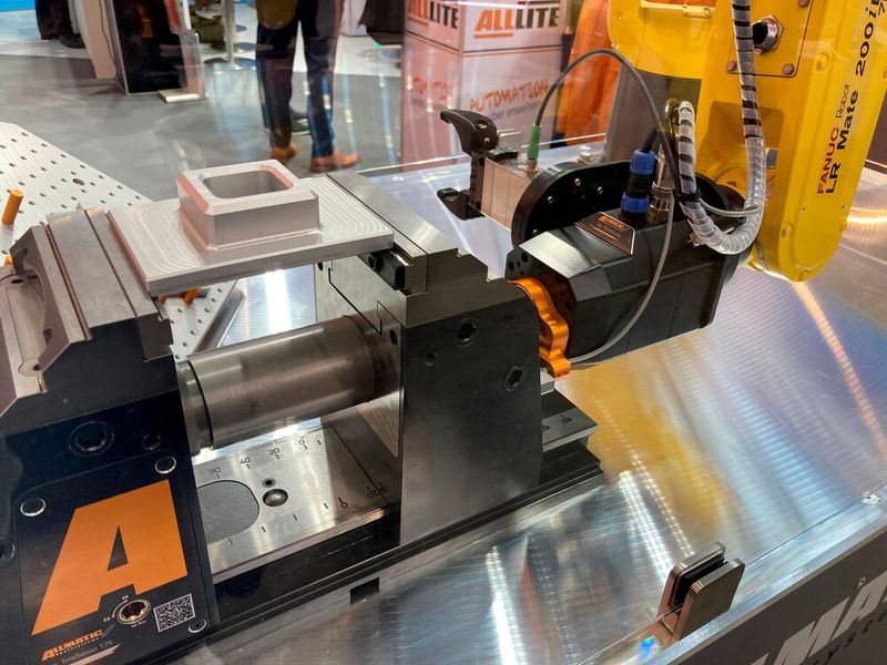 Allmatic zeigte, wie der Robo Buddy das automatisierte Bedienen mechanischer Schraubstöcke ermöglicht. (Bild: Stefanie Michel)