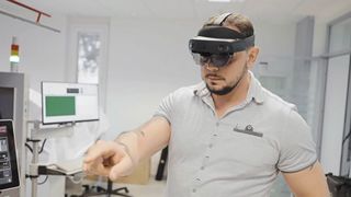 Die Hololens im Einsatz bei der Hilpert Electronics AG. (Hilpert)