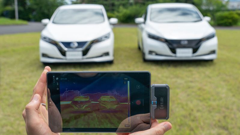 Das linke Auto bleibt dank des speziellen Lacks deutlich kühler.(Bild:  Nissan)