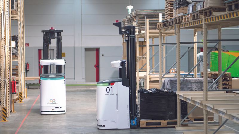 Fahrerlose Transportroboter wie hier von EK Robotics optimieren die Materialflüsse langfristig. Grundlage: Die Performance wird regelmäßig geprüft und bei Bedarf verbessert.(Bild:  Neura Mobile Robots GmbH)