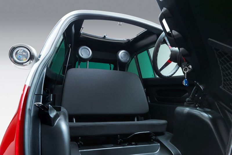 Ein Wocheneinkauf lässt sich in das Gepäckabteil verstauen. (Bild: Microlino)