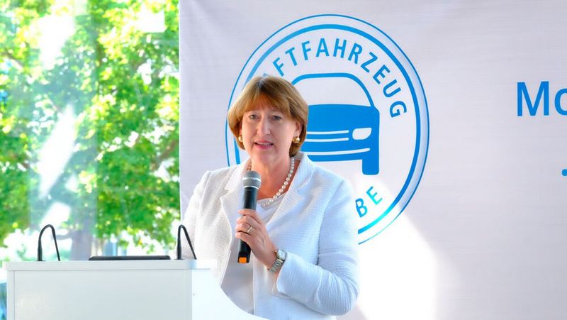 Hildegard Müller, Präsidentin des Verbands der Automobilindustrie, erläuterte auf dem Sommerempfang des Kfz-Gewerbes Sachsen, wie sich die Hersteller die klimaneutrale Mobilität vorstellen.(Bild:  Zietz – VCG)