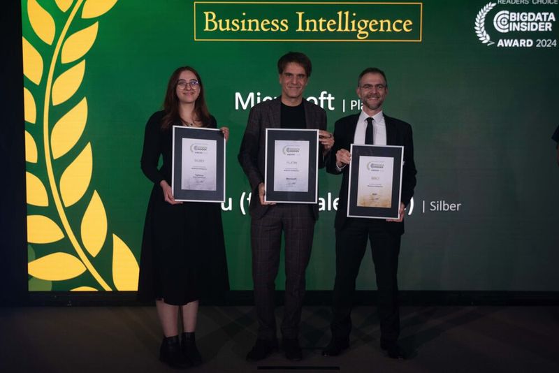 In der Kategorie Business Intelligence gewinnt Tableau (from Salesforce) den Leserward in Silber. Unsere Award-Fee Milena Hammerl nimmt die Urkunde stellvertretend in Empfang. Gold geht an SAP, vertreten durch Pascal Prassol (rechts im Bild). Über Platin freut sich Luca Callegari von Microsoft in der Mitte. (Bild: Manuel Emme Fotografie)