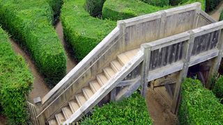 Hybrid-Clouds bestehen aus unternehmenseignen Infrastrukturen - im eigenen Rechenzentrum oder etwa beim Co-Locator und fremden.  (© djama - stock.adob.com)