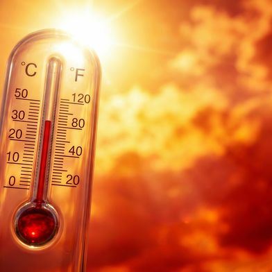 Innovation gegen extreme Sommerhitze aus China: Eine neuartige Beschichtung senkt die Temperaturen. (Bild: © AucArtStudio – stock.adobe.com_KI-generiert)