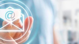 E-Mails zählen vor allem in der Geschäftswelt nach wie vor zu den beliebtesten Kommunikationsmitteln. (© – sdecoret – stock.adobe.com)