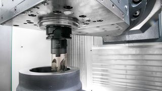 Das Konzept, die fünfte Achse in das Werkzeug zu legen, scheint bei der C-Baureihe bestens durchdacht. Dadurch ergibt sich die Möglichkeit, sowohl horizontal, vertikal als auch angestellt mit der C-Achse, optional mit der A- und B-Achse, hochproduktiv Aussen- und Innenkonturen herzustellen. (Bild: Heller)