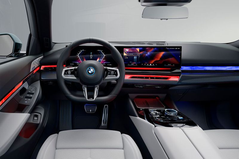 BMW setzt auf ein Display-Cockpit mit großem Touchscreen und wenigen Schaltern. (Bild: BMW)