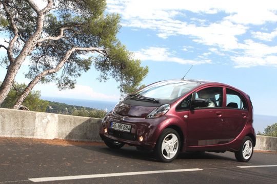Stolzer Preis: Der Mitsubishi-Stromer i-MiEV kostet 34.390 Euro. Vor allem deshalb wohl gehen die ersten 600 Exemplare nicht an Privatkunden sondern an Flottenabnehmer wie Kommunen und Behörden. (Archiv: Vogel Business Media)