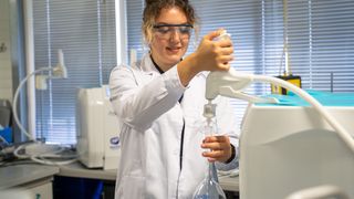 Fig. 1: En el laboratorio, el agua suele tener que ser de una pureza especial. Para ello, se trata en instalaciones adecuadas hasta alcanzar uno de los cuatro niveles de pureza. (Imagen ilustrativa) (Imagen:Membrapure)