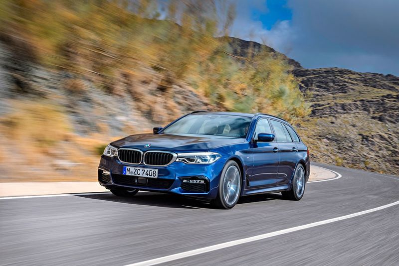 Zum Verkaufsstart im Juni stehen vier Motoren im neuen 5er Touring zur Auswahl, der Allradantrieb „xDrive“ kommt von Beginn an in zwei Modellen zum Einsatz. Weitere Varianten mit klassischem Hinterrad- und Allradantrieb folgen im Laufe des Jahres. (BMW)