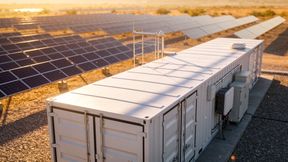 Smart grids combine digital sensors, two‑way smart meters, automation and artificial intelligence to manage decentralized renewable energy and prosumer flows in real time, transforming passive power networks into intelligent systems. (Source: © Snide12 - stock.adobe.com)
