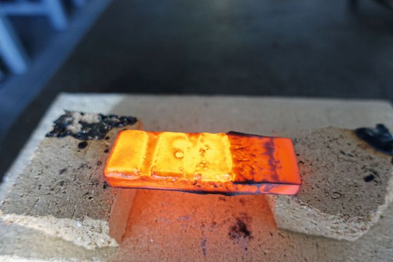 Platz 2: Verschleißschutz durch metallische Pulver – Bei über 1.000 Grad Celsius verschmelzen Metallpartikel zu einer widerstandsfähigen Schutzschicht auf Bauteilen. Die für den Einschmelzprozess benötigte Emaille wollen Forschende optimieren.  (Bild: FH Münster/FB Maschinenbau)