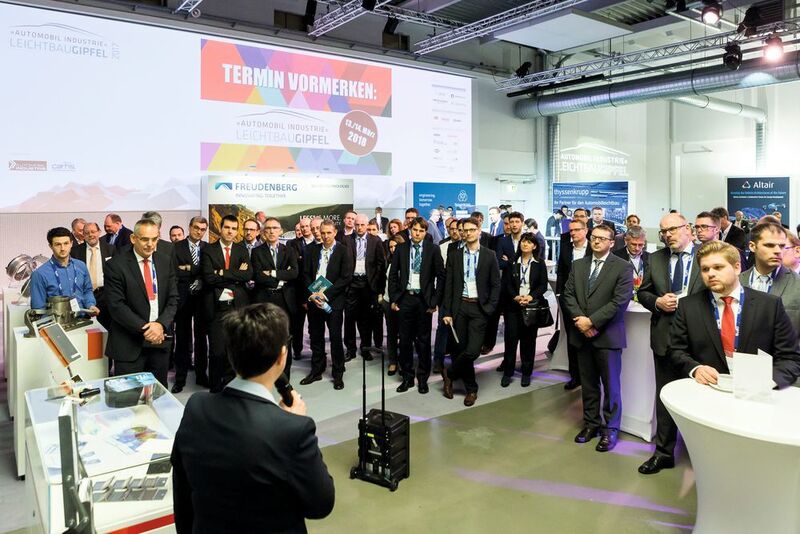 Interested participants on a guided tour of the new summit world - the major industry exhibition at the Lightweight Construction Summit (Stefan Bausewein)