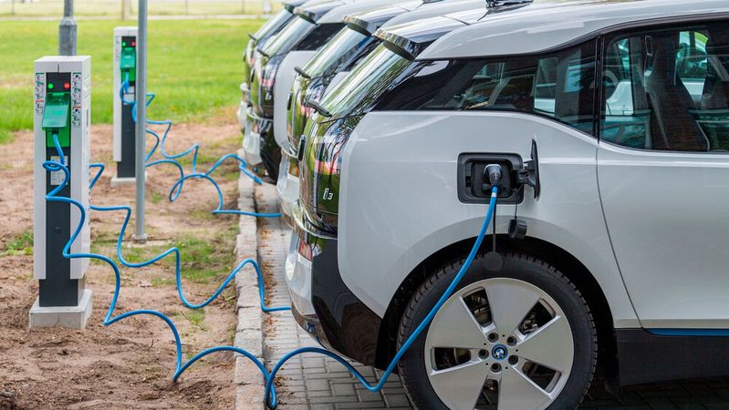 Immer mehr Kunden entscheiden sich dank der Förderprämie für ein Elektroauto.(Bild:  BMW)