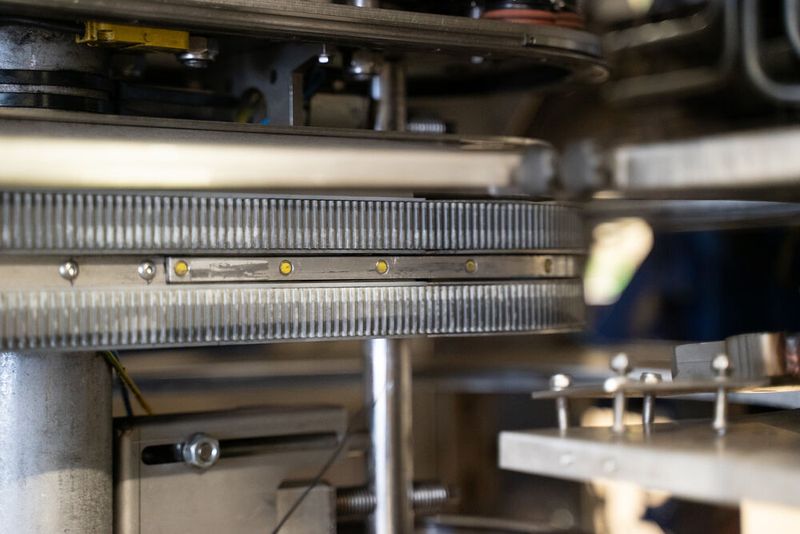 Im Pufferbereich erfassen die vollbündig eingebauten Sensorwinzlinge BI3-M08K mit hohem Schaltabstand die Anzahl der Erntekassetten. (Bild: Turck)