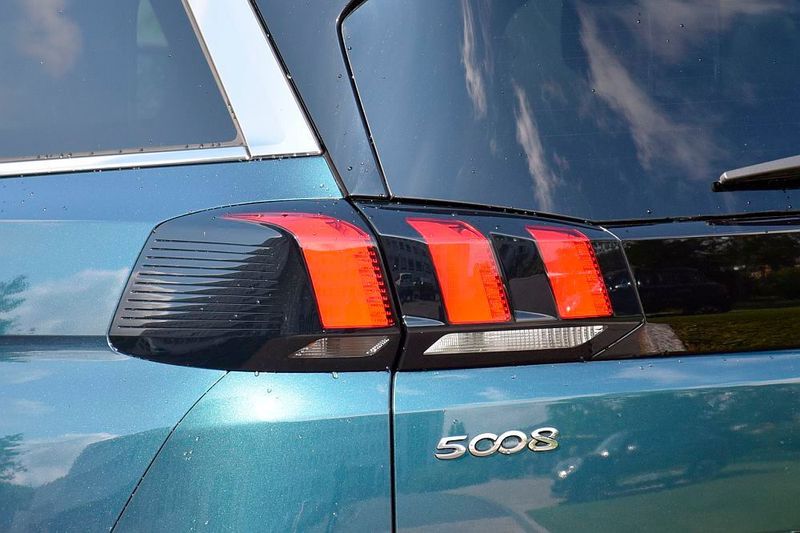 Typisch für Peugeot sind die dreistreifigen Heckleuchten. (Jan Rosenow)