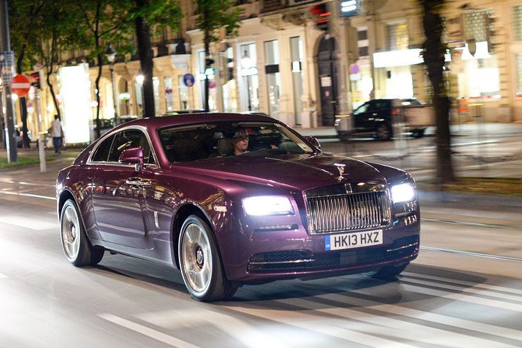 Der neue Wraith soll die Sportjacke unter den Anzügen im Rolls-Royce-Programm sein. Im Oktober kommt er für knapp 280.000 Euro in den Handel. (Foto: Rolls-Royce)