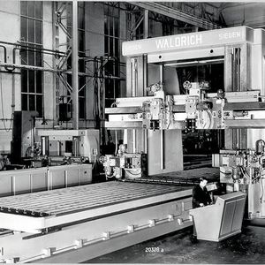 Für seine Großwerkzeugmaschinen, wie hier eine Hobelmaschine aus den 1950ern, ist Waldrich Siegen weltweit bekannt. 