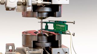 Ein Extensometer wird an der Hohlprobe angebracht. (Bild: Zwick Roell)