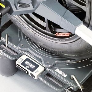 Die „RaceScales“ Radlastwaagen von Beissbarth sind die Dreh- bzw. Schiebetelle platzsparend integriert. Das Ablesen der jeweiligen Radlasten erfolgt direkt an diesen, oder bequem an jedem beliebigen digitalen Endgerät.