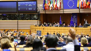 Die Mehrheit der Abgeordneten des EU-Parlaments stimmte am Mittwoch (8. Juni) für das Verkaufsende von Neuwagen mit Verbrennungsmotoren ab dem Jahr 2035. (Bild: © European Union 2022)