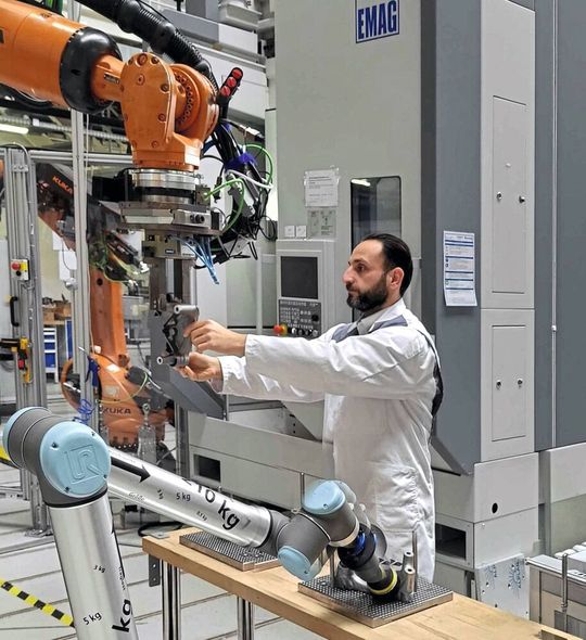 Dank intelligenter Sensorik und KI-unterstützter Datenverarbeitung ermöglicht die NeurOSmart-Technologie die enge Zusammenarbeit zwischen Mensch und Roboter.(Bild:  Fraunhofer IWU)