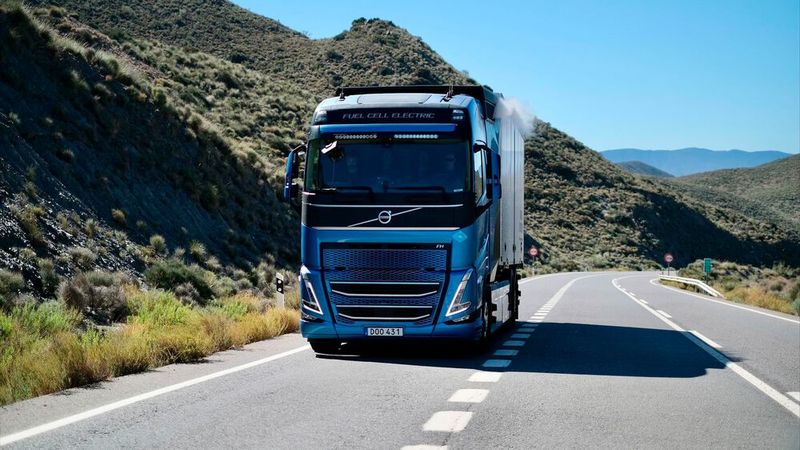 Volvo Trucks will im Jahr 2026 erste Lkw mit Wasserstoff-Verbrennungsmotor an Kunden geben.(Bild:  Volvo Trucks)