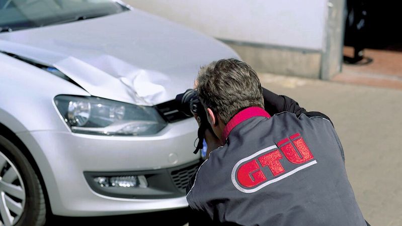 Insbesondere bei der Unfallschadenaufnahme ist Sachverstand gefragt.(Bild:  GTÜ)