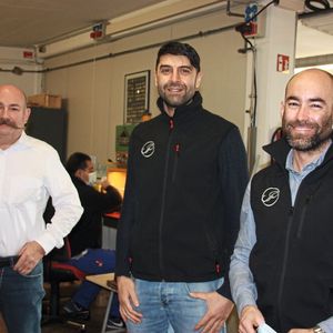 Gemeinsam haben sie den Umformprozess verbessert (von rechts): Dr. Philipp Menny, Geschäftsführer von Schätzle & Cie., Produktionsleiter Habib Durak und Matthias Jörg, technischer Berater im Fibro-Außendienst.(Bild:  Fibro)