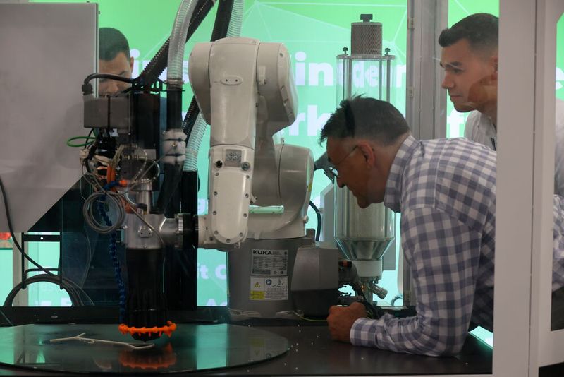 3D-Druck mit Roboterunterstützung: Auf der Messe fertigt das System unter anderem eine Halterung für einen Kopfhörer. (Bild: Maschinenmarkt/rw)