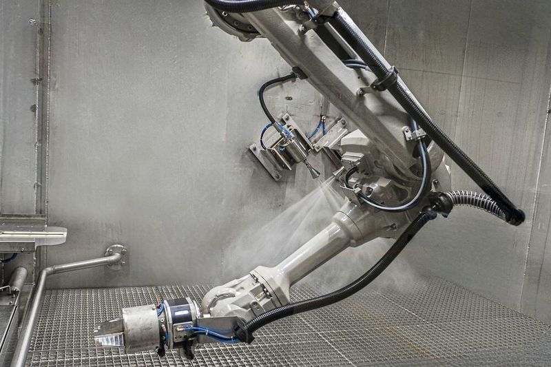 Mit Wasser als Prozessmedium lassen sich in geschlossenen Wasserkreisläufen ressourcenschonende und wirtschaftliche Reinigungslösungen realisieren. (Bild: BvL Oberflächentechnik GmbH )