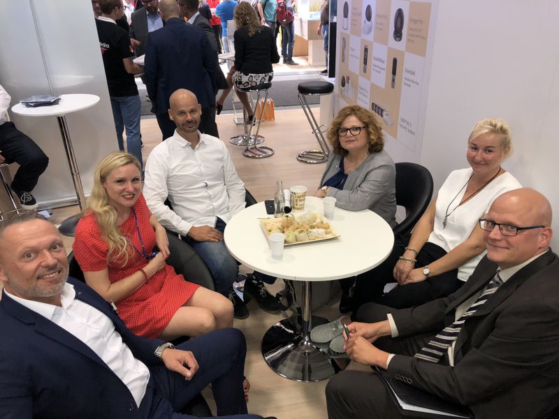 Meeting-Crasher für ein Pic, (v. l.) Thomas Lantermann und Silke Prell, api, Sven Glatter, Ufo Foellmer und Christine Händler, comTeam, und Christian Peters, api. (Bild: IT-BUSINESS)