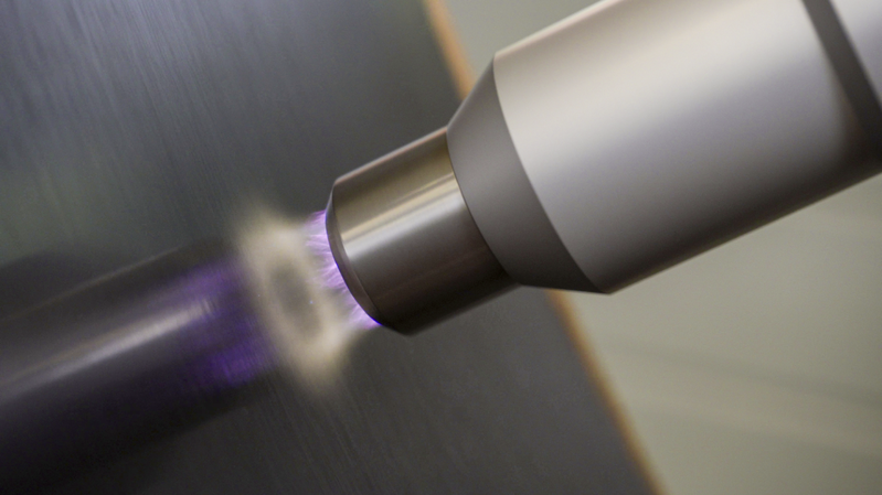 Non-contact atmospheric pressure plasma pretreatment of a CFRP surface.(Source:  Fraunhofer IFAM)