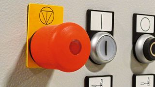 In order for machines and systems to be immediately stopped in case of hazardous movements and processes, they must be equipped with a conspicuously marked emergency halt command device. (Image:freely licensed)