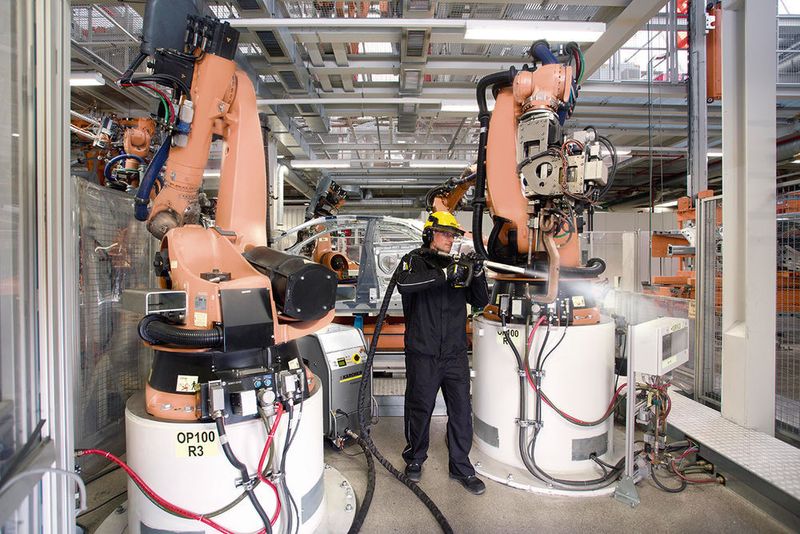 Mit dem neuen Trocken­eis-Strahlgerät «IB 7/40 Adv» von Kärcher kann man umweltfreundlich und schonend Oberflächen entschichten, entlacken und entgraten. (Kärcher)